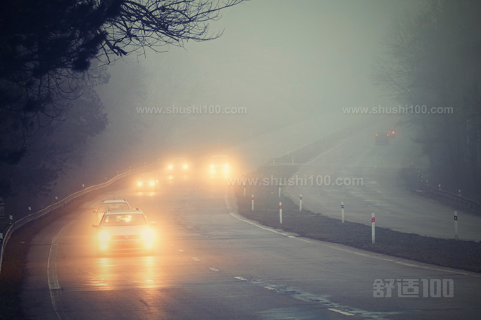 汽车在雾中。恶劣的冬季天气和路上危险的汽车交通。雾中的轻型车辆_副本.jpg