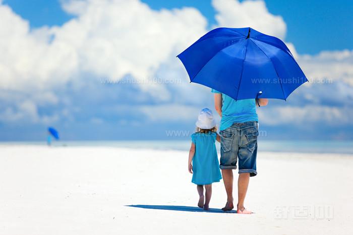 父亲和女儿在海滩散步_副本.jpg