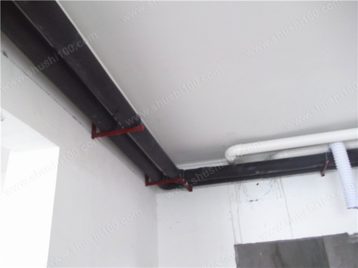 中央空调管道紧贴墙壁，节省空间