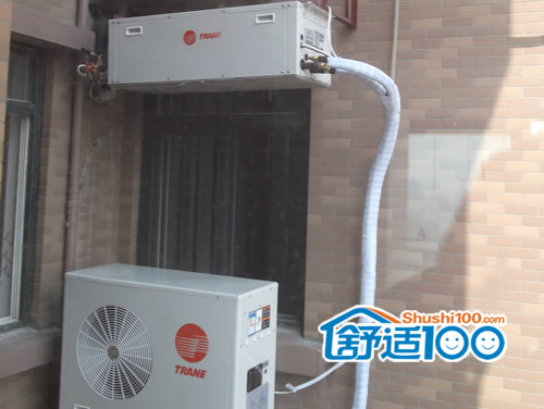 特灵中央空调主机放在室外的阳台上，上面是一个水箱，主要用来储水和换热。