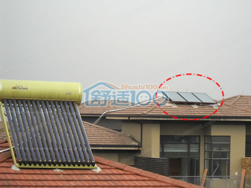 平板太阳能安装效果图，左边是传统真空管太阳能