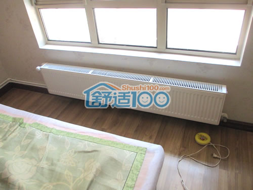 卧室暖气片置于窗户之下，既能使室内的空气发生对流，保持室温的均衡，又能使从窗户缝里钻进来的空气加热，起到防冷的作用
