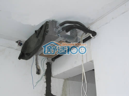 室内机吊装-冷媒管转弯处固定于墙面