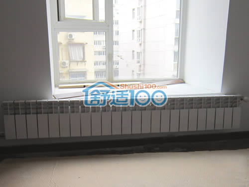 客厅暖气片安装在窗户下，可以直接加热从窗户渗入的冷空气，使房间温度分布均匀