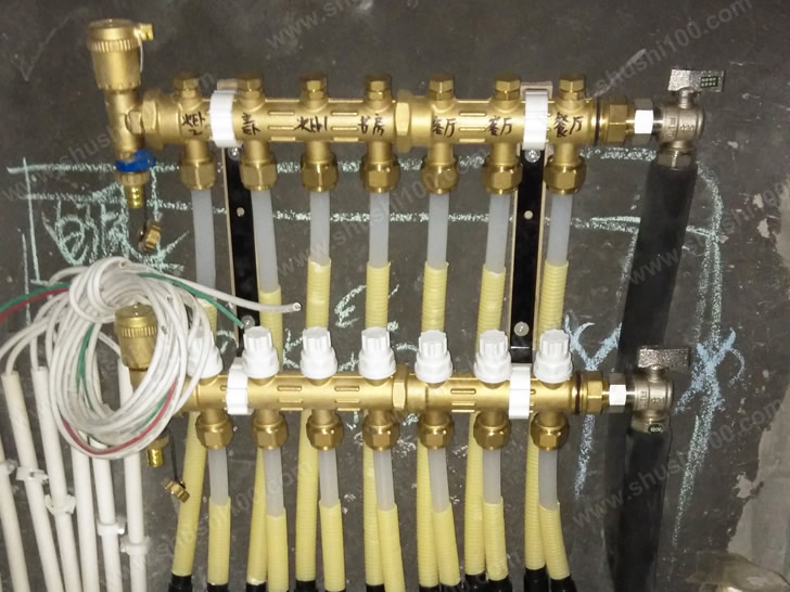 地暖分集水器安装完成