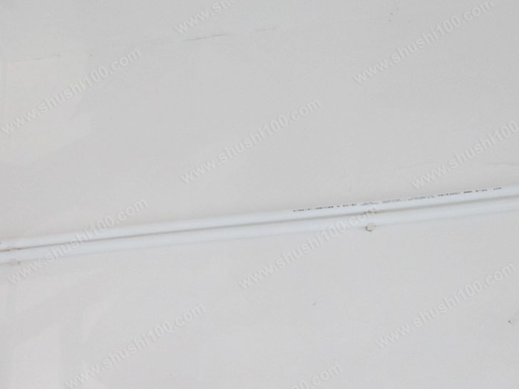 明装暖气片管道装修效果图 白色管道与白色暖气片融为一体