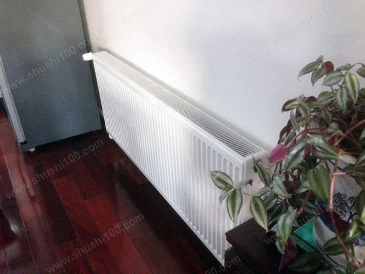 复式楼暖气片安装效果图 暖气片与白色墙壁搭配和谐