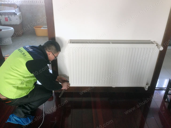 复式楼暖气片安装效果图 工作人员正在安装暖气片