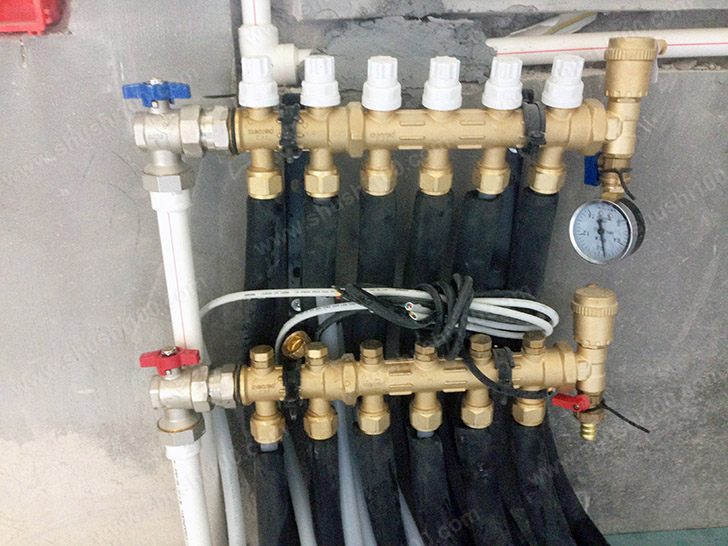 分集水器安装施工图 分集水器与各水管连接完毕