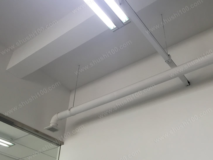 办公室新风系统安装效果图 白色明管与高挑的白色天花板搭配美观