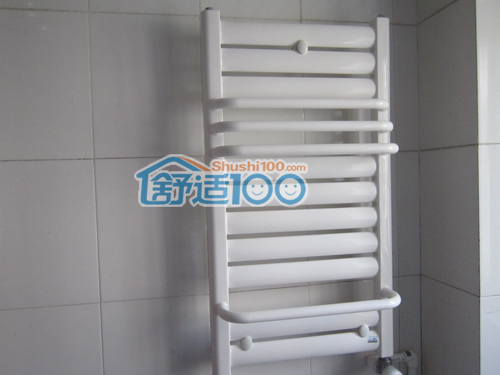 瑞林卫浴散热器安装效果图，体积小巧，不占用室内空间，可取暖、烘干毛巾衣物