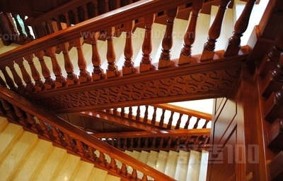 木楼梯扶手—几种颜色的木楼梯扶手装修效果