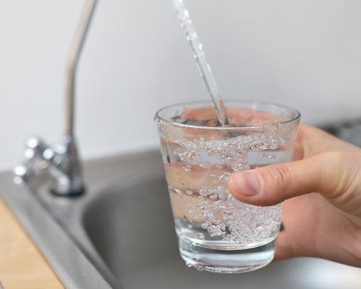 水中有氯味还结垢？应该重视下你家的饮用水安全了