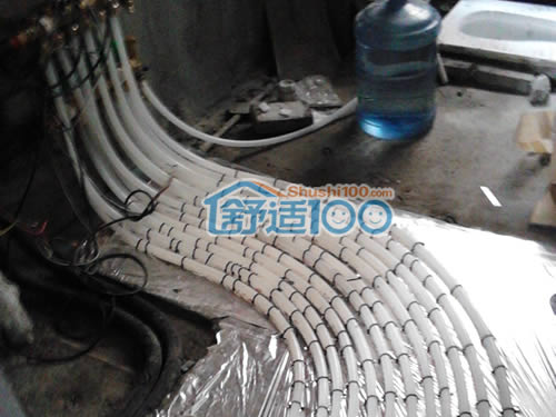 广州泊岸君庭地暖安装现场-安装分集水器