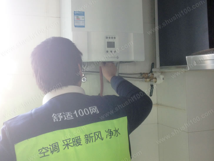 复式楼暖气片安装效果图 工作人员正在安装壁挂炉