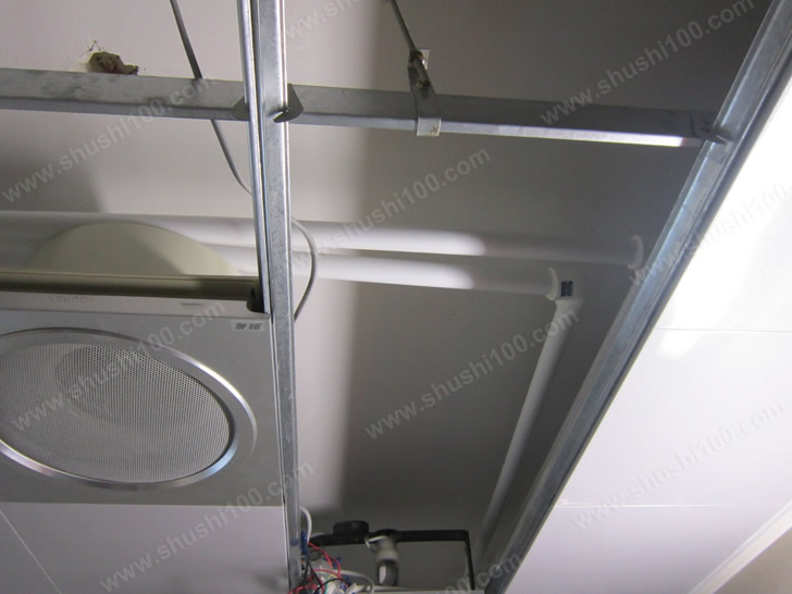 瑞林暖气片安装效果图 卫生间暖气片管路从吊顶走