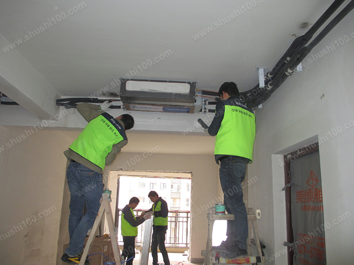 专业的施工团队正在安装中央空调