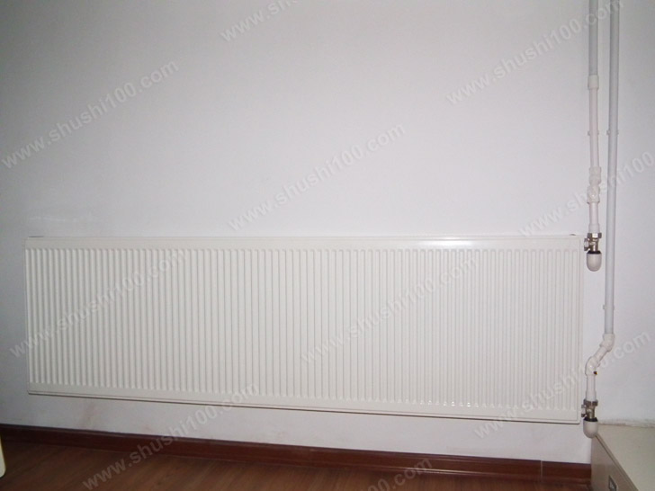 德美拉得暖气片安装效果图 瓷白色的暖气片与墙壁非常相衬