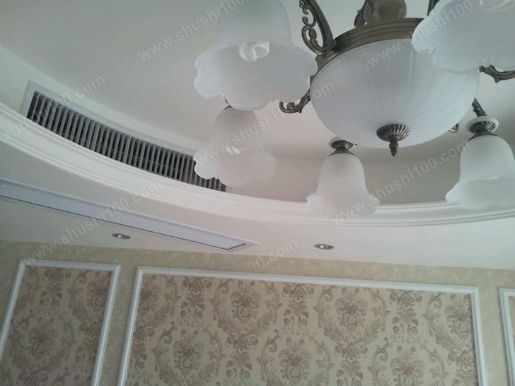 中央空调风口近景图，白色的风口与室内装修完美融合
